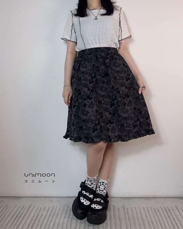 𝟮𝟲𝟰𝟭𝟳 小方格肌理布外車線造型捲邊上衣 