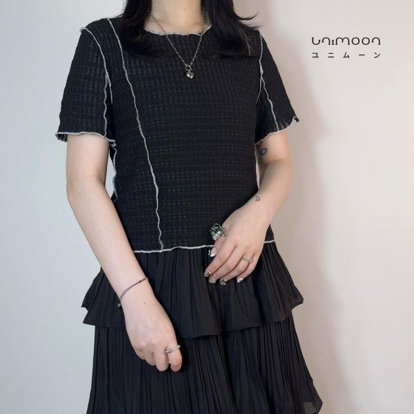 𝟮𝟲𝟰𝟭𝟳 小方格肌理布外車線造型捲邊上衣 