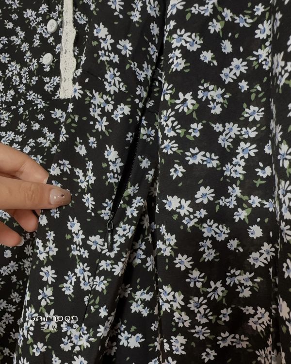 𝟮𝟲𝟮𝟮𝟯 春暖花開蕾絲滾邊Ｖ領碎花綁帶洋裝 