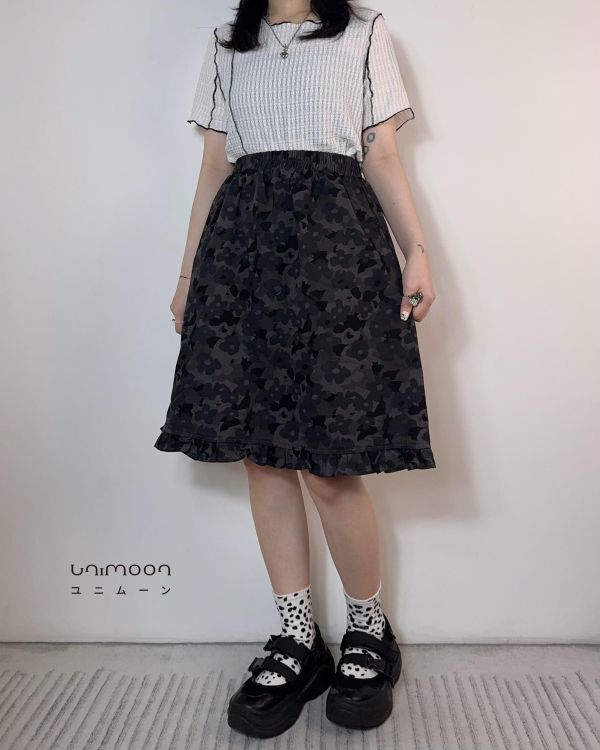 𝟮𝟲𝟰𝟭𝟴 底片花花世界小荷葉邊迷彩五分裙 