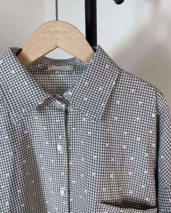 𝟮𝟲𝟰𝟮𝟭 小白花刺繡花扣荷葉滾邊格紋落肩襯衫 