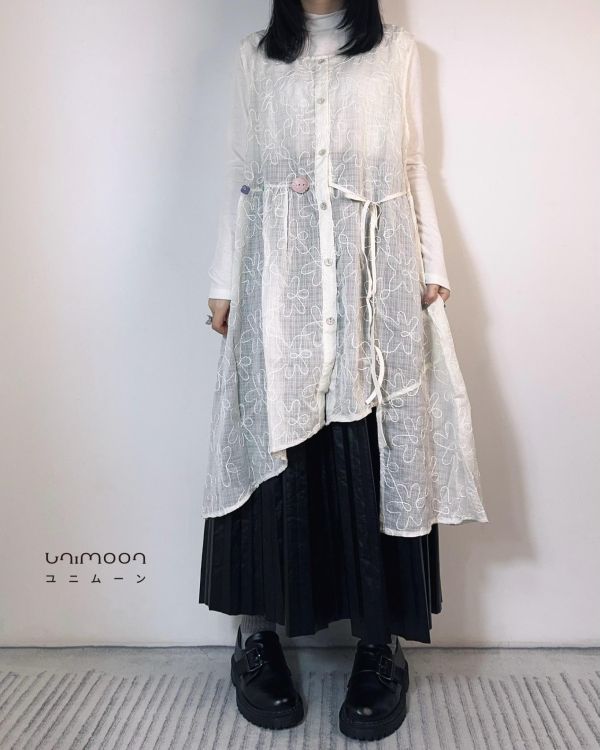 𝟮𝟲𝟭𝟭𝟳 白描花影不對稱設計款背心洋裝 