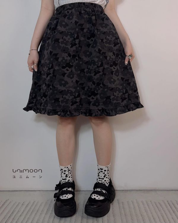 𝟮𝟲𝟰𝟭𝟴 底片花花世界小荷葉邊迷彩五分裙 