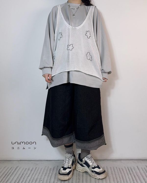 𝟮𝟲𝟰𝟭𝟬 雲朵小花刺繡鏤空U領背心 