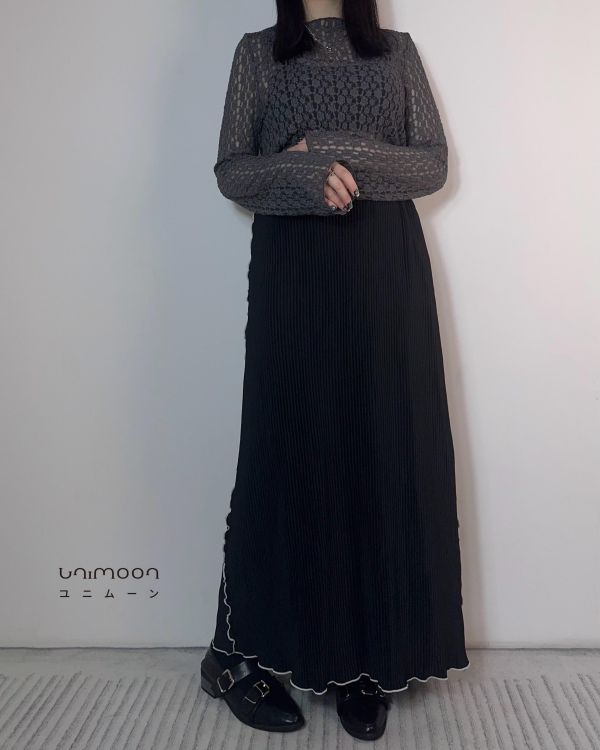 ᴊᴜɴ 𝟮𝟱-𝟭𝟲 撞色卷邊直筒修身坑條長裙 