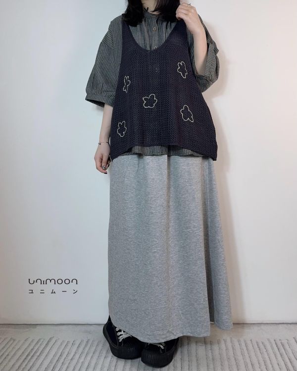 𝟮𝟲𝟰𝟭𝟬 雲朵小花刺繡鏤空U領背心 