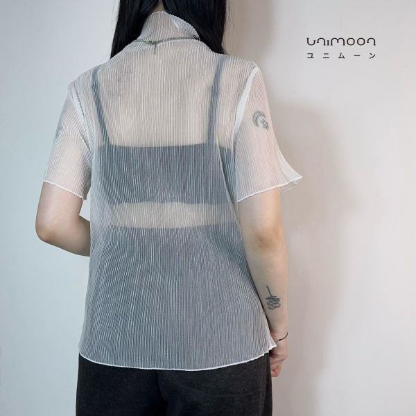 𝟮𝟲𝟰𝟬𝟰 空氣感直條捲邊透膚上衣 