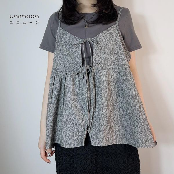 𝟮𝟲𝟯𝟭𝟵 雪花紛飛灰色系木耳邊雙綁帶背心 