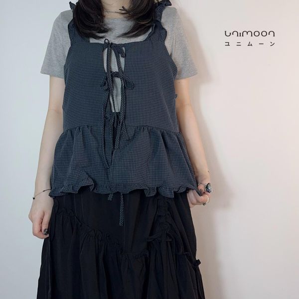 𝟮𝟲𝟰𝟬𝟲  細緻小藍格木耳花邊多綁帶背心 