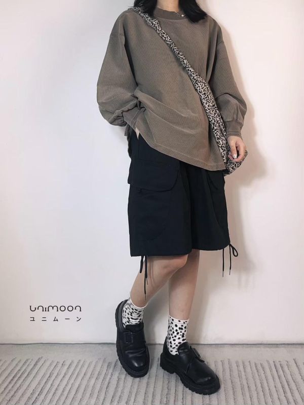 ᴅᴇᴄ 𝟮𝟱-𝟮𝟭 復古風前短後長長袖落肩上衣 