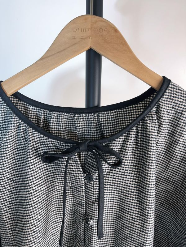 𝟮𝟲𝟭𝟭𝟵 千鳥格磨毛綁帶排扣落肩上衣 