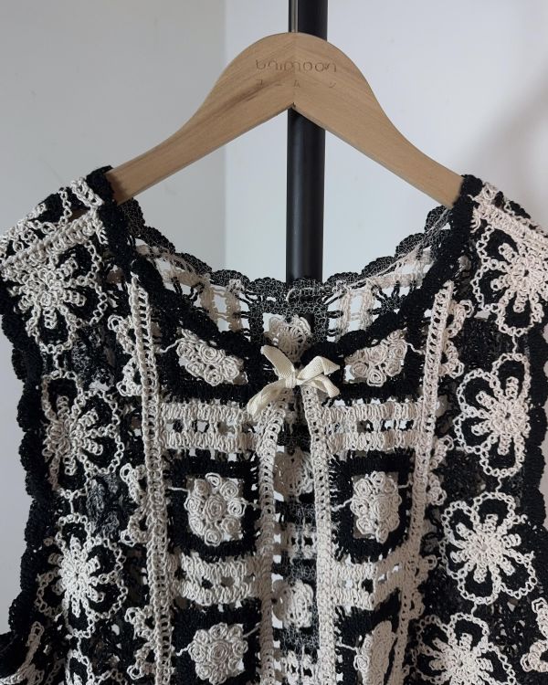 𝟮𝟲𝟯𝟬𝟮 舊書店小花窗編織感背心 