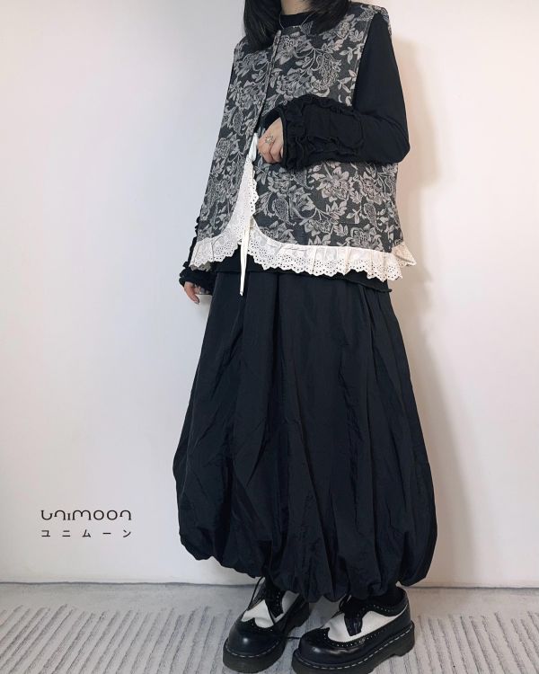 𝟮𝟲𝟭𝟬𝟳 夜花未眠刺繡蕾絲滾邊內綁帶設計背心 