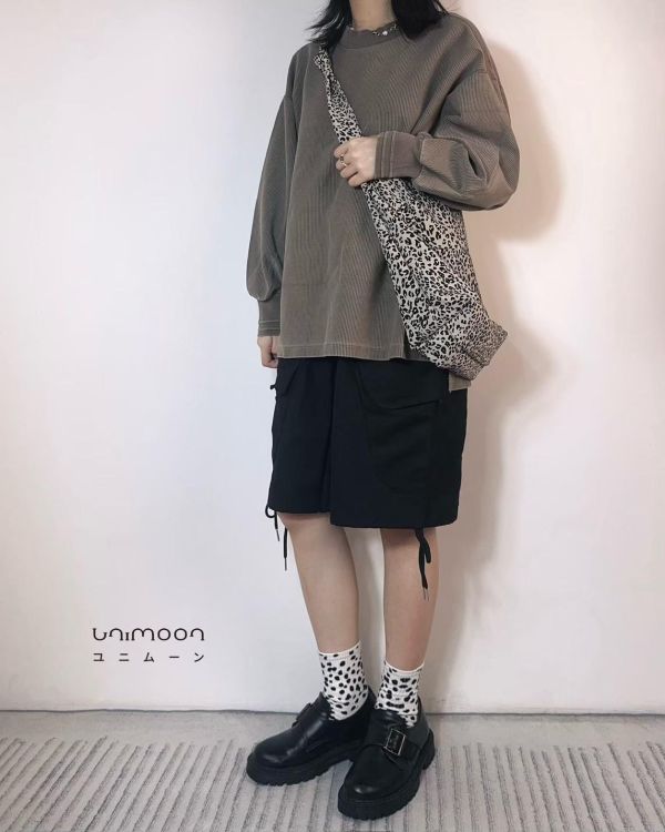 ᴅᴇᴄ 𝟮𝟱-𝟮𝟭 復古風前短後長長袖落肩上衣 