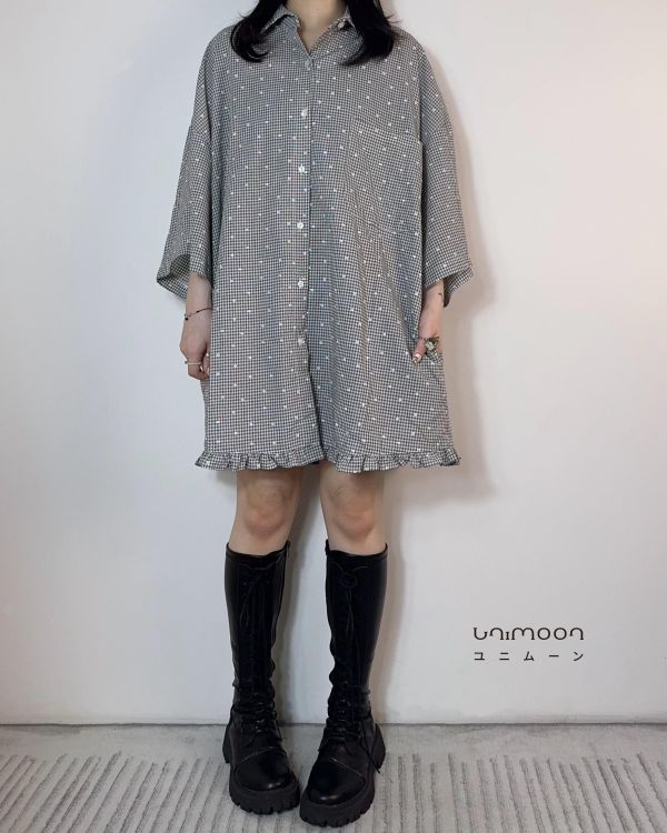 𝟮𝟲𝟰𝟮𝟭 小白花刺繡花扣荷葉滾邊格紋落肩襯衫 