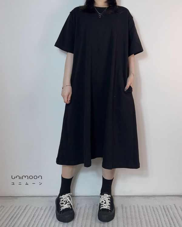 𝟮𝟲𝟰𝟬𝟯 無聲小日常純黑長版Tee洋裝 
