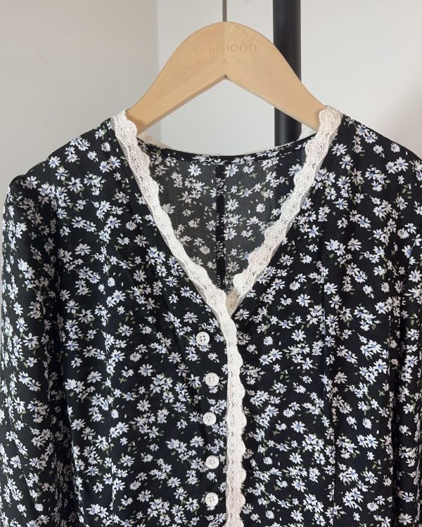 𝟮𝟲𝟮𝟮𝟯 春暖花開蕾絲滾邊Ｖ領碎花綁帶洋裝 