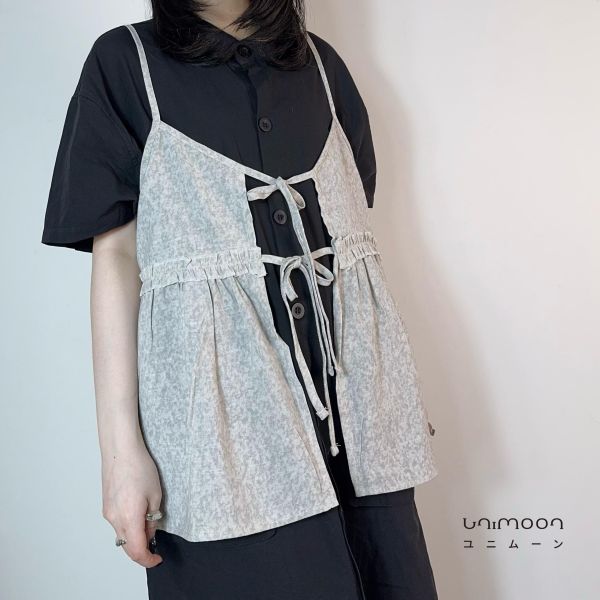 𝟮𝟲𝟯𝟭𝟵 雪花紛飛灰色系木耳邊雙綁帶背心 