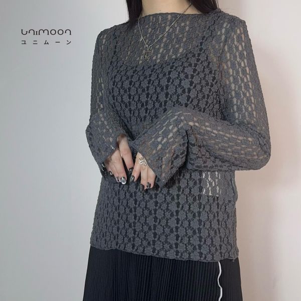 𝟮𝟲𝟯𝟬𝟲  畫廊風刺繡花花透膚卷邊上衣 