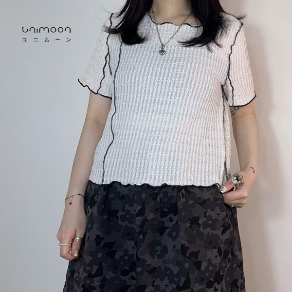 𝟮𝟲𝟰𝟭𝟳 小方格肌理布外車線造型捲邊上衣 