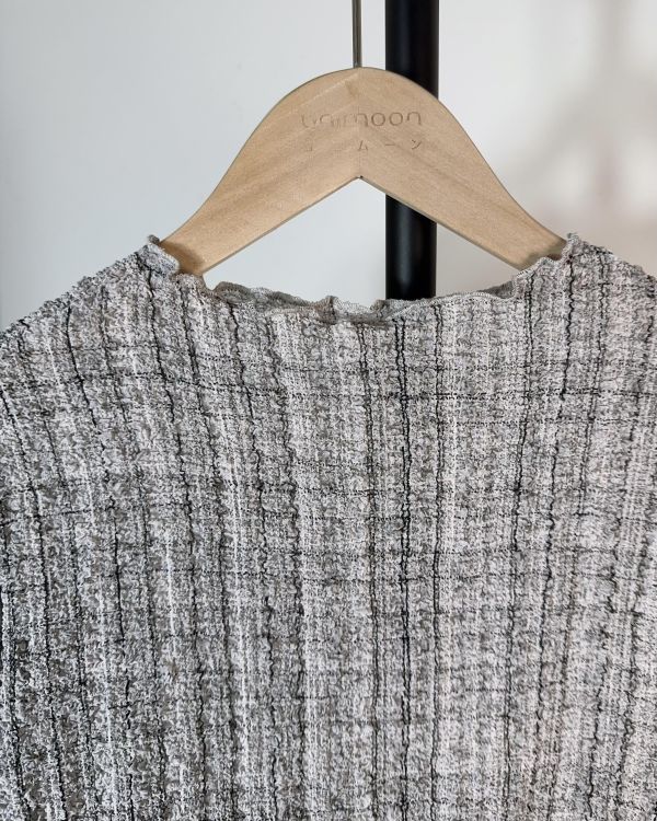 𝟮𝟲𝟰𝟭𝟭 混灰格皺皺肌理布捲邊短版上衣 