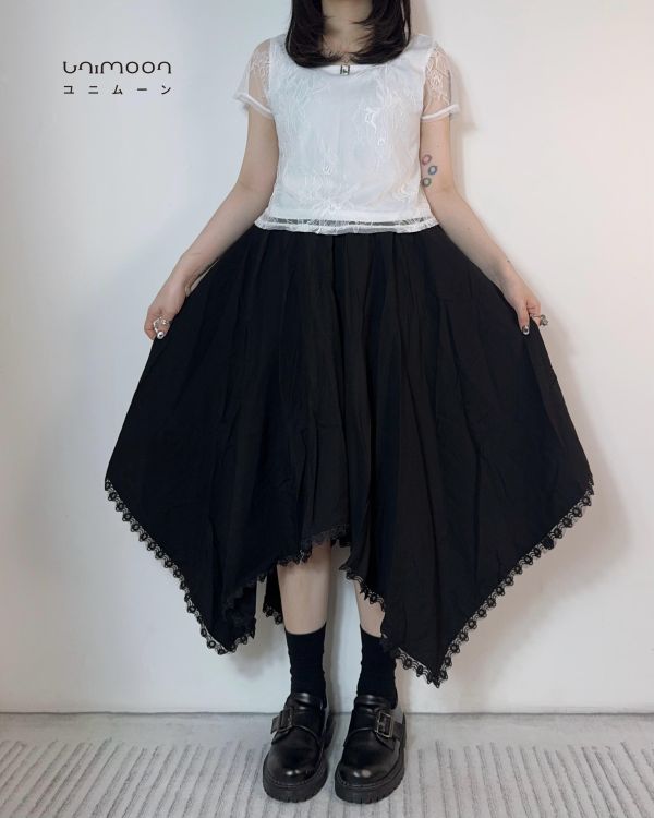 𝟮𝟲𝟯𝟮𝟰 舊洋房的刺繡花方領雙層上衣 