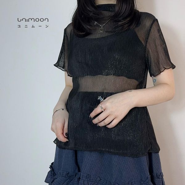 𝟮𝟲𝟰𝟬𝟰 空氣感直條捲邊透膚上衣 