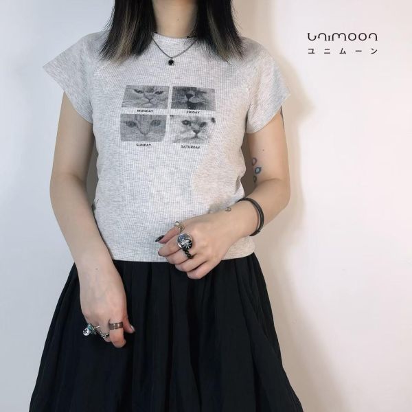 ᴊᴜɴ 𝟮𝟱-𝟭𝟳  小喵日記彈性插肩袖短版上衣 