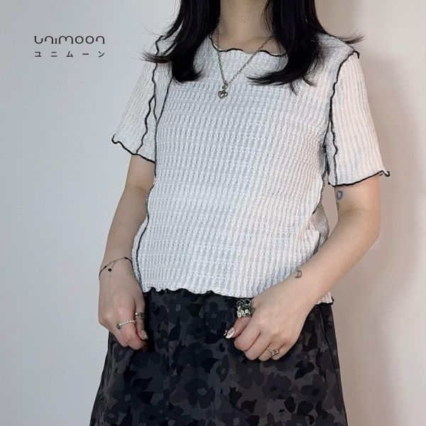 𝟮𝟲𝟰𝟭𝟳 小方格肌理布外車線造型捲邊上衣 