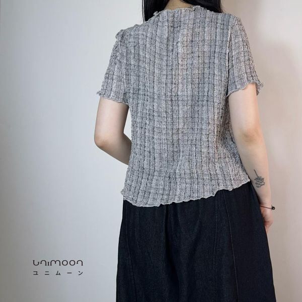 𝟮𝟲𝟰𝟭𝟭 混灰格皺皺肌理布捲邊短版上衣 
