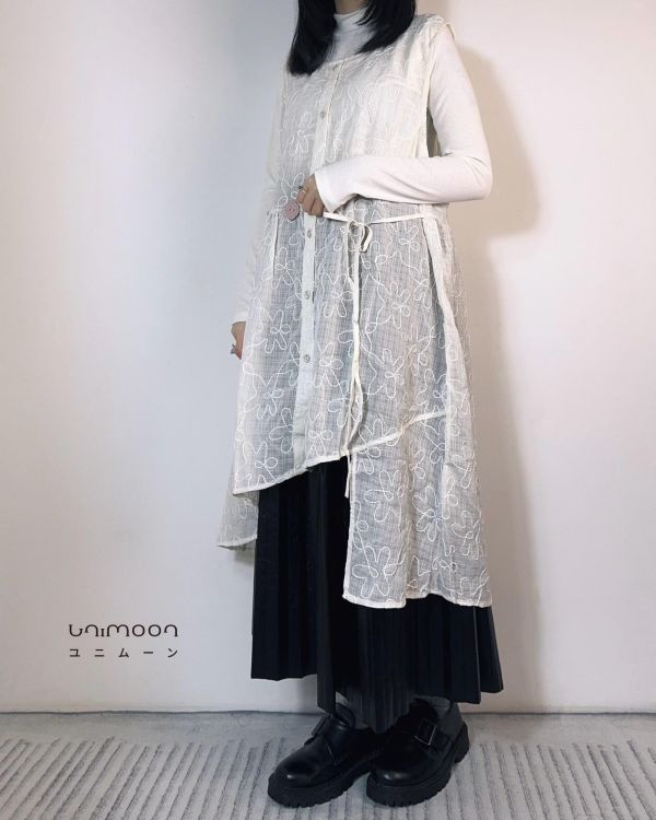 𝟮𝟲𝟭𝟭𝟳 白描花影不對稱設計款背心洋裝 