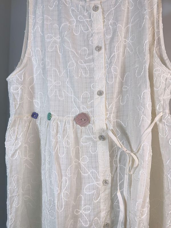 𝟮𝟲𝟭𝟭𝟳 白描花影不對稱設計款背心洋裝 