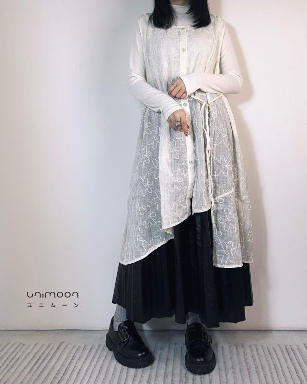 𝟮𝟲𝟭𝟭𝟳 白描花影不對稱設計款背心洋裝 