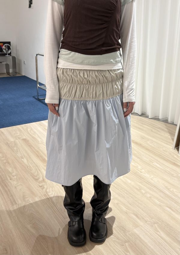 。Tokii選品。 淡色系抓皺感中裙 