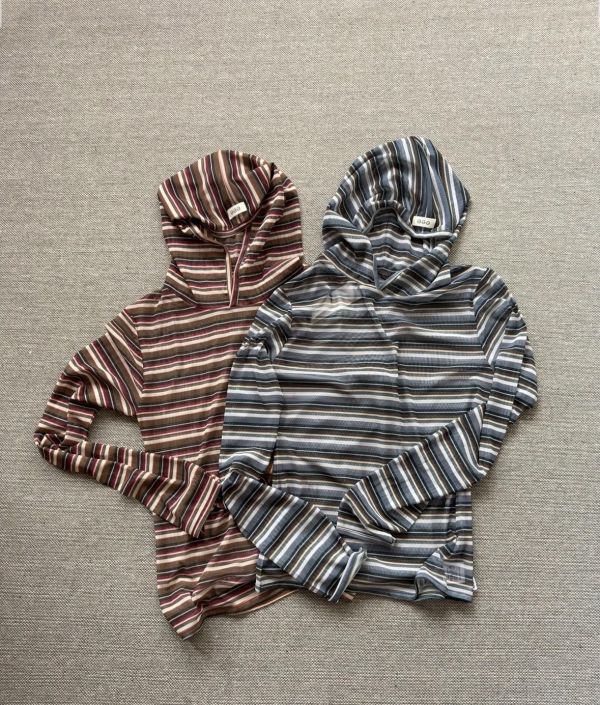 。Tokii選品。線條透膚連帽上衣 