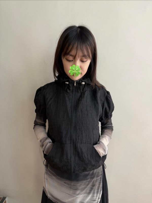 。Tokii選品。壓花立體感短袖連帽上衣 