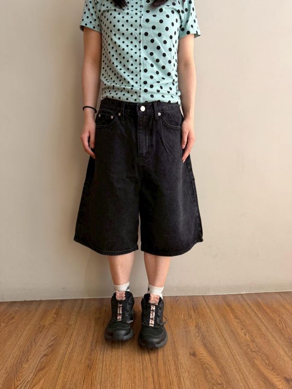 。Tokii選品。寬鬆直筒牛仔七分褲 