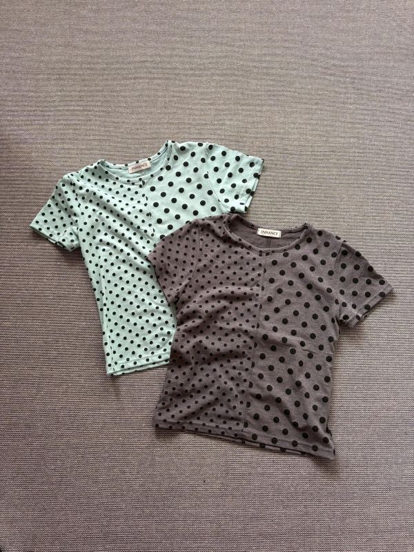 。Tokii選品。 拼接點點短袖上衣 