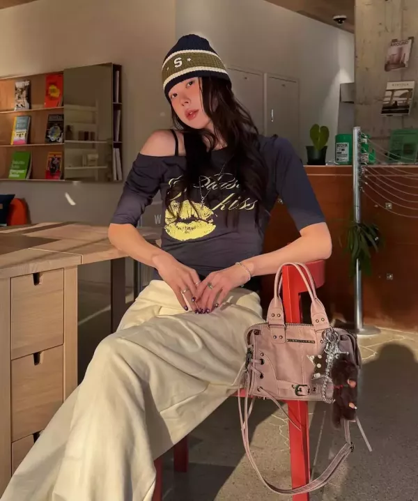 Fancy club 唇印斜肩上衣 
