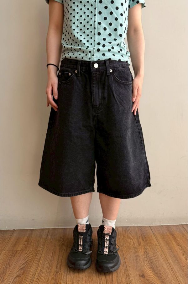 。Tokii選品。寬鬆直筒牛仔七分褲 