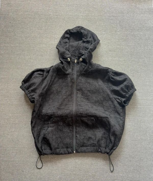。Tokii選品。壓花立體感短袖連帽上衣 