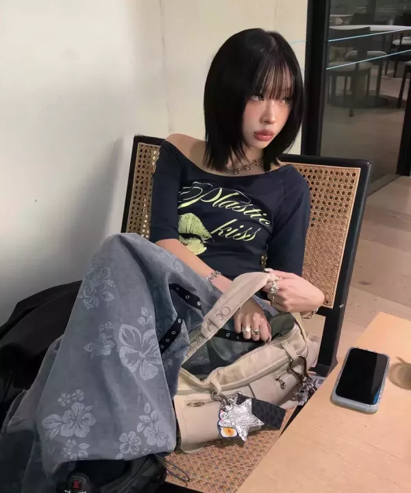 Fancy club 唇印斜肩上衣 