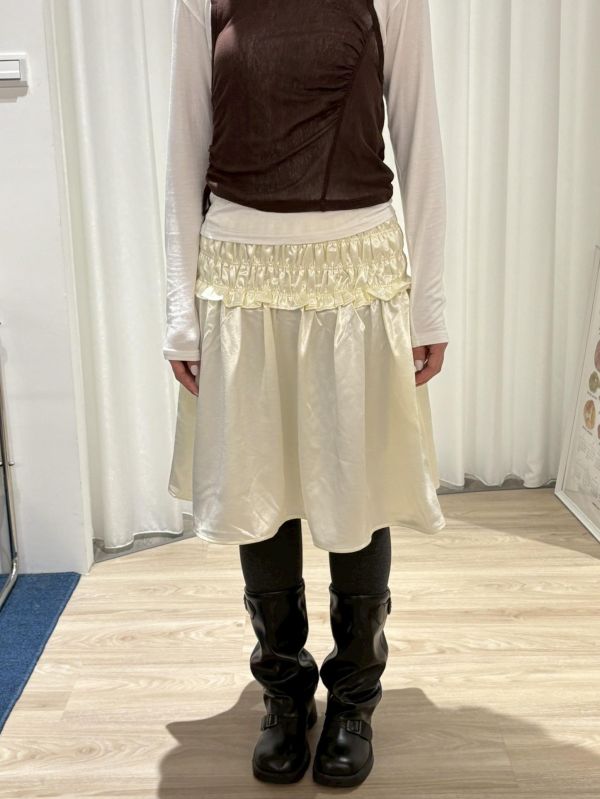 。Tokii選品。緞面光澤感皺摺中裙 