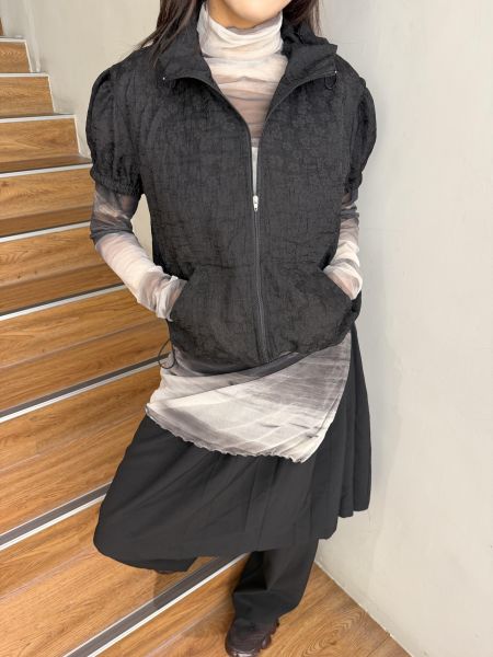 。Tokii選品。壓花立體感短袖連帽上衣 