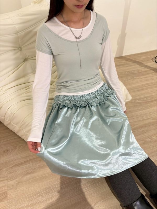 。Tokii選品。緞面光澤感皺摺中裙 
