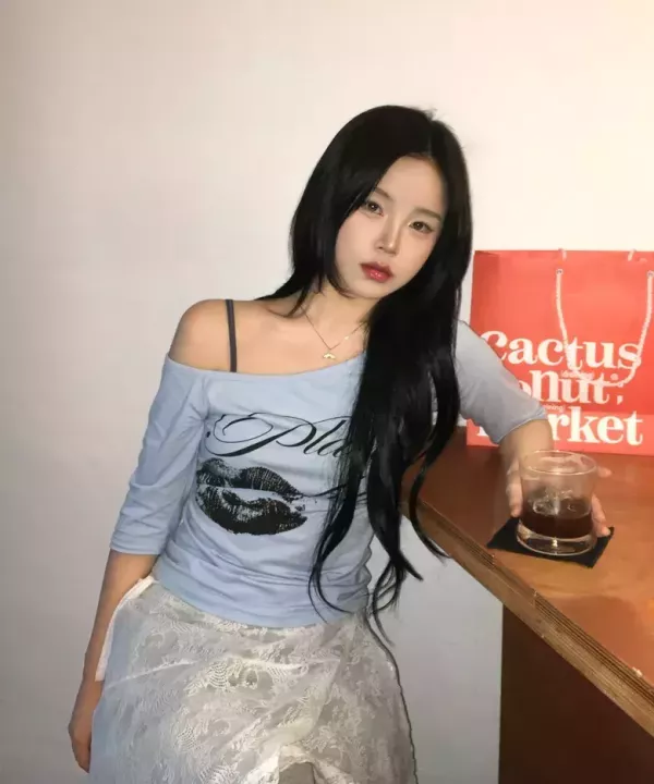 Fancy club 唇印斜肩上衣 