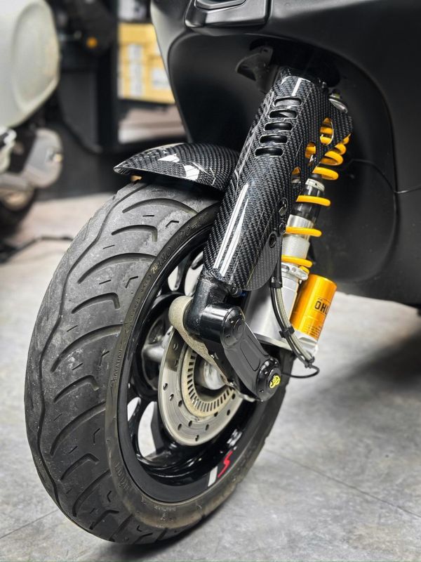 碳纖維 白鐵前叉護蓋 卡夢 鍛造 Vespa 衝刺 春天 LX 偉士牌 碳纖維前叉護蓋、卡夢前叉護蓋、白鐵前叉護蓋、前叉飾蓋、Vespa前叉、偉士牌前叉、Sprint改裝、春天改裝、LX改裝、卡夢配件、鍛造卡夢、Vespa配件、偉士牌配件、外觀改裝、車頭改裝。