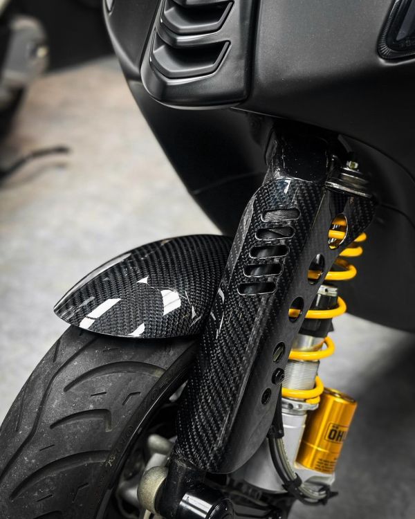 碳纖維 白鐵前叉護蓋 卡夢 鍛造 Vespa 衝刺 春天 LX 偉士牌 碳纖維前叉護蓋、卡夢前叉護蓋、白鐵前叉護蓋、前叉飾蓋、Vespa前叉、偉士牌前叉、Sprint改裝、春天改裝、LX改裝、卡夢配件、鍛造卡夢、Vespa配件、偉士牌配件、外觀改裝、車頭改裝。