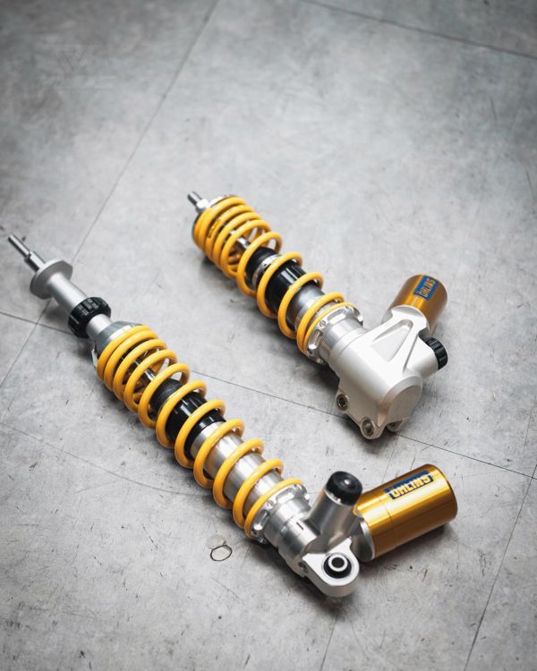 OHLINS 避震器 歐林斯 歐老師 衝刺 春天 LX Vespa 偉士牌 OHLINS避震器、歐林斯避震器、歐老師避震器、Vespa避震器、偉士牌避震器、Sprint避震器、Primavera避震器、LX避震器、Vespa改裝避震、Vespa懸吊升級、機車避震器推薦、前後避震器、OHLINS Vespa、Vespa Sprint改裝、Vespa Primavera改裝、Vespa LX改裝、偉士牌改裝精品、懸吊系統升級、機車操控提升、機車舒適度提升、Vespa配件、機車