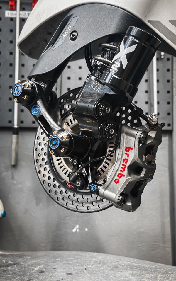 Brembo 對四輻射卡鉗套餐 制動提升 黑底紅 碟盤 衝刺 春天 專用 